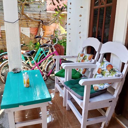 Fullesguesthouse กีลีตราวางัน ภายนอก รูปภาพ